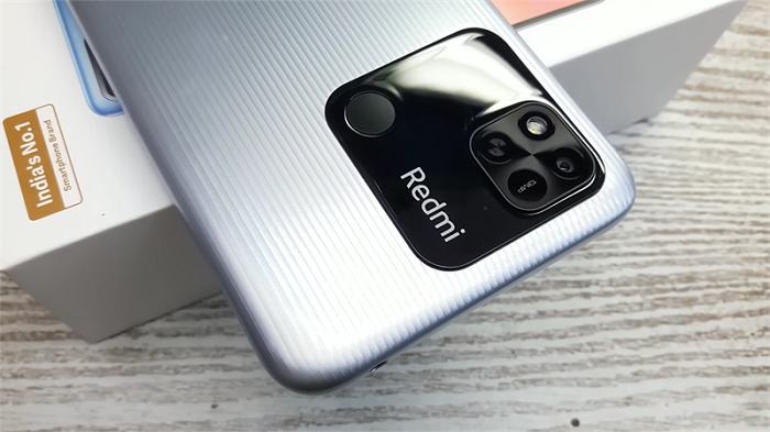 Mặt lưng nổi bật với cụm camera được thiết kế khá bắt mắt