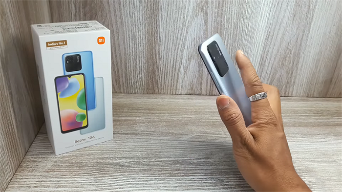 Cảm biến vân tay đặt ở góc phải trong cụm hình vuông rất độc đáo