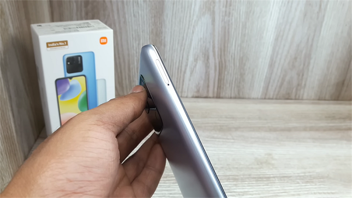 Cạnh trái là khe cắm SIM