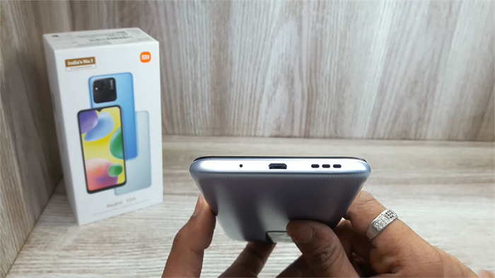 Cạnh dưới chứa dải loa và sạc USB