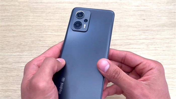 Máy có kích thước tương đối lớn cho cảm giác rất đằm tay khi sử dụng