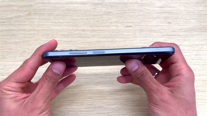 Cạnh phải đặt phím nguồn và cụm phím tăng giảm âm lượng