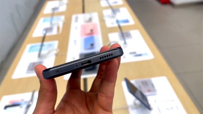 Cạnh dưới gồm loa ngoài thứ 2, mic thoại, cổng sạc và khe SIM