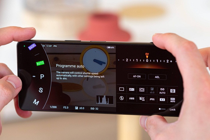 Camera góc rộng và góc siêu rộng sử dụng cảm biến Exmor RS 12MP