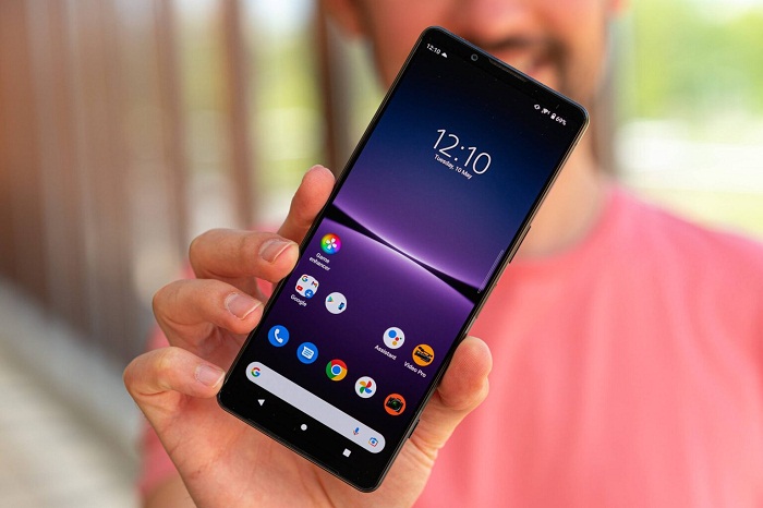 Máy sử dụng tấm nền OLED, độ phân giải 4K và tần số quét 120Hz