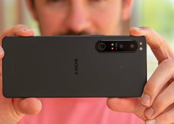 Trên tay Xperia 1 IV: Thiết kế giữ nguyên, phần cứng nâng cấp khủng hơn, camera zoom quang học xịn sò, giá bán 1600 USD