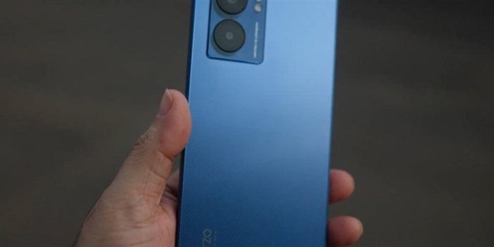 Mặt lưng được phủ nhám hạn chế vân tay và mồ hôi