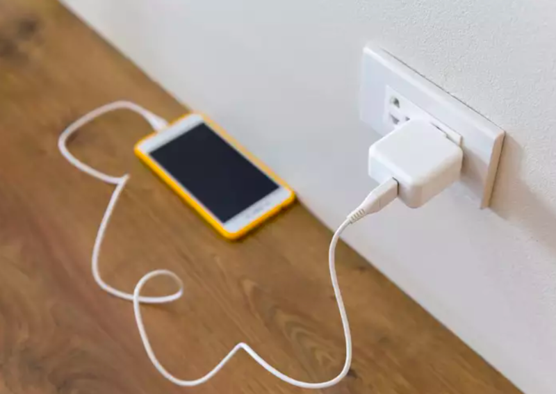 Điện thoại iPhone không nhận sạc cũng có thể là do nguồn điện nơi bạn cắm sạc gặp vấn đề.