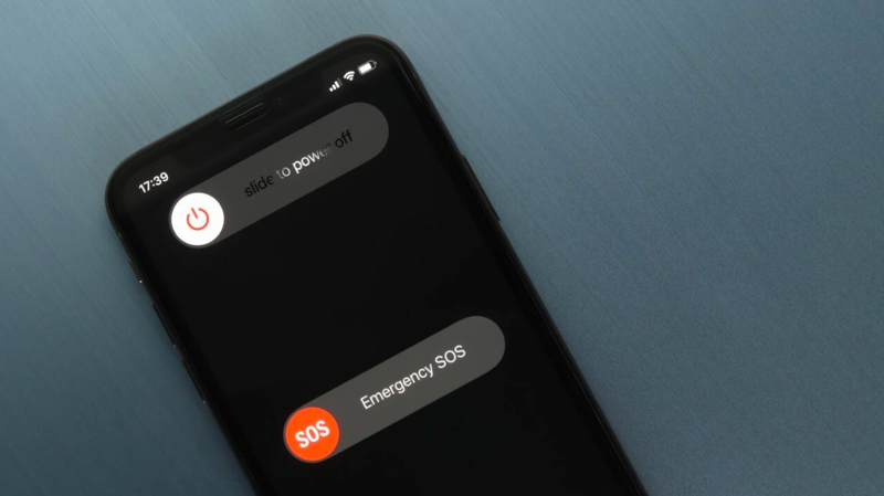 tắt nguồn iPhone của mình bằng việc giữ phím nguồn phía bên cạnh của điện thoại