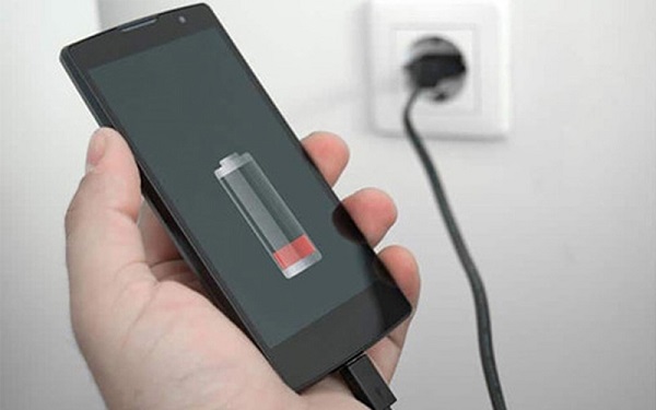 Hiện tượng điện thoại rút sạc ra sập nguồn