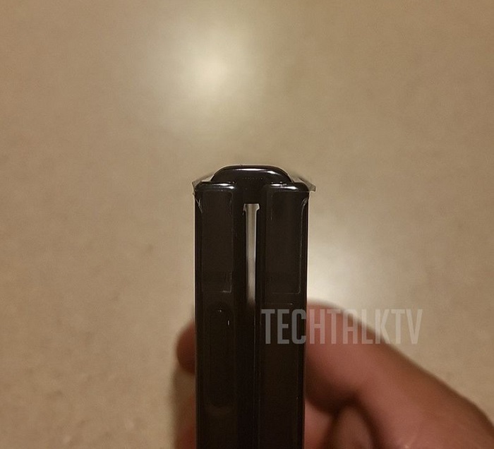 Galaxy Z Flip4 vẫn còn khe hở ở vị trí bản lề