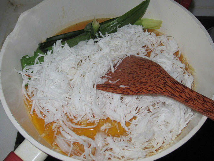 Nhân bánh thơm vị dừa và lá dứa