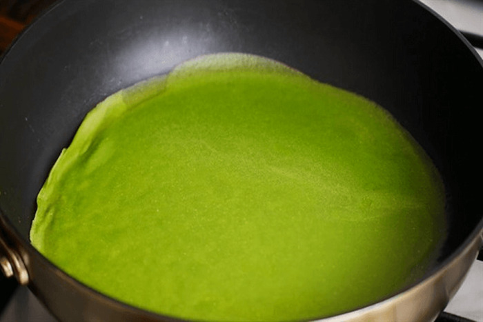 Vỏ bánh được làm bảng chảo chống dính