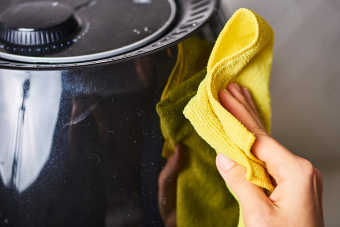 Dùng khăn hoặc miếng vải ẩm lau bên trong và ngoài nồi