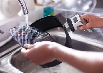 Hướng dẫn cách vệ sinh nồi chiên không dầu khi mua về và trong quá trình sử dụng