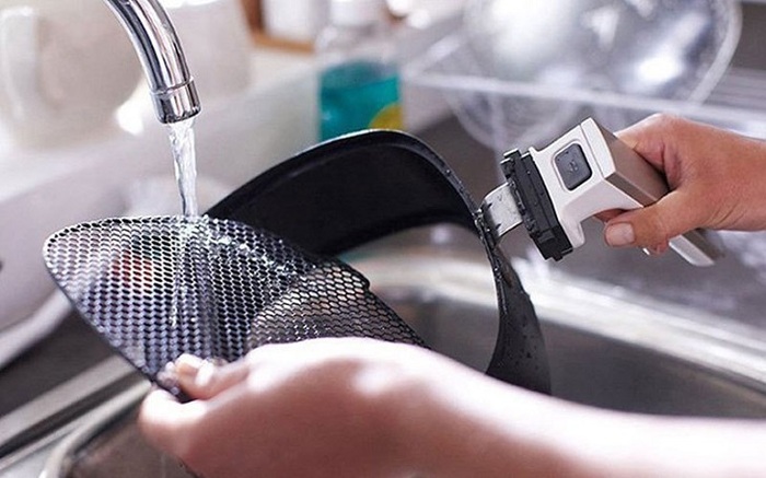 Vệ sinh sạch phần khay nướng, rá chiên