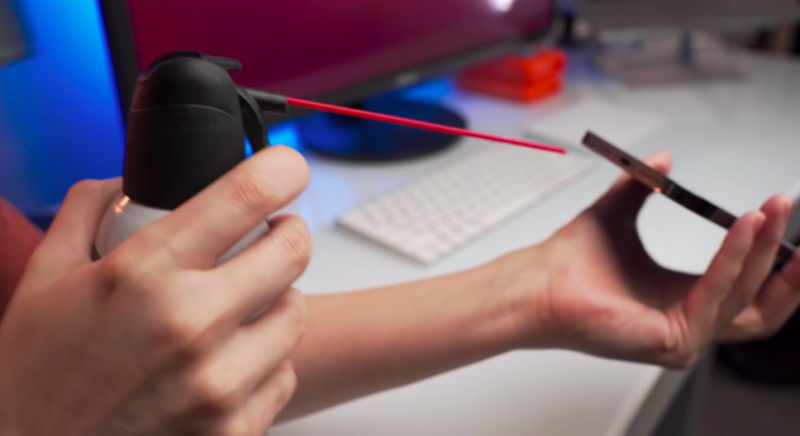 cầm bình khí thổi vào cổng sạc