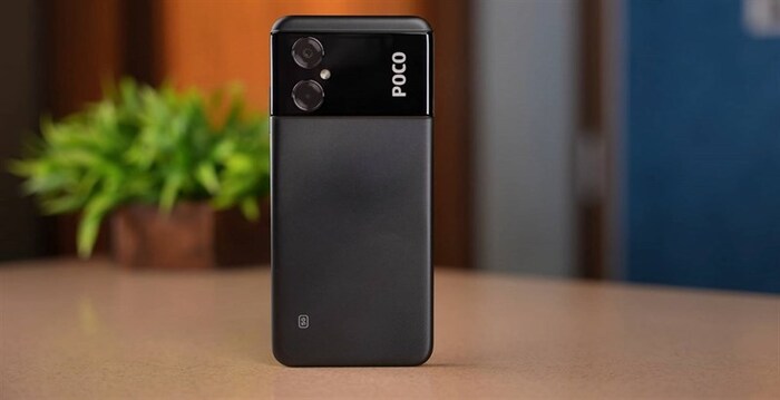 POCO M4 5G được thiết kế với các đường vân xoáy Hypnotic vô cùng lạ mắt