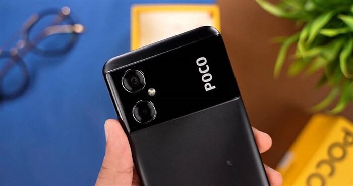POCO M4 5G còn có cụm camera kép ở mặt sau với cảm biến chính 50MP