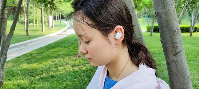 Chế độ “xuyên âm” giúp nghe được âm thanh môi trường xung quanh mà không phải tháo tai nghe