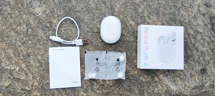 Các phụ kiện đi kèm bên trong hộp đựng khá đầy đủ