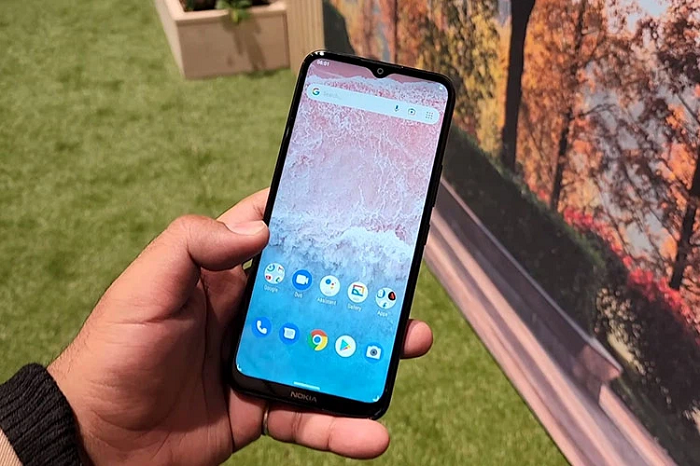 Thiết kế camera selfie theo dạng “giọt nước”, giúp tiết kiệm phần lớn không gian cho màn hình