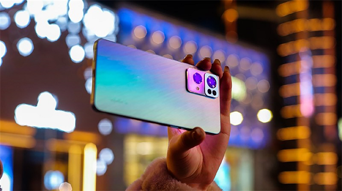 OPPO Reno8 Iris Purple sẽ được trang bị cụm 3 camera sau với camera chính 50MP
