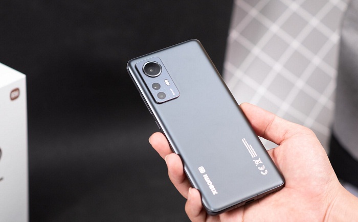 Xiaomi 12 sở hữu thiết kế thẩm mỹ hơn với màn hình đục lỗ hiện đại