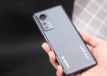 So sánh iPhone 12 và Xiaomi 12