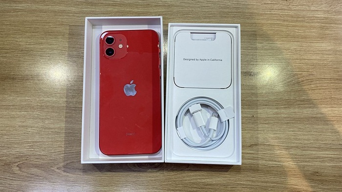 iOS được tối ưu tốt hơn nhưng Xiaomi 12 có dung lượng pin và sạc nhanh lớn hơn