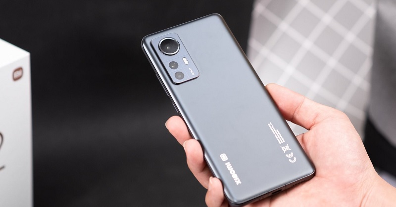 So sánh iPhone 12 và Xiaomi 12