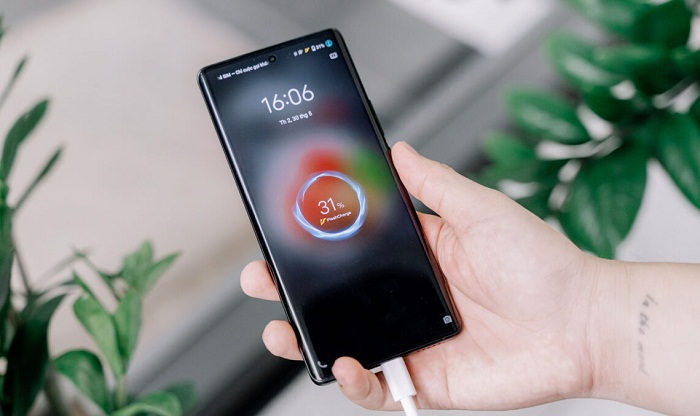 Bộ đôi đều được tích hợp sạc siêu nhanh 80 W giúp rút ngắn thời gian sạc đáng kể