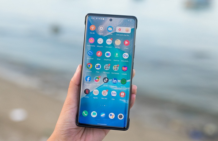 Bộ đôi đều có màn hình rộng lớn cùng tần số quét 120Hz