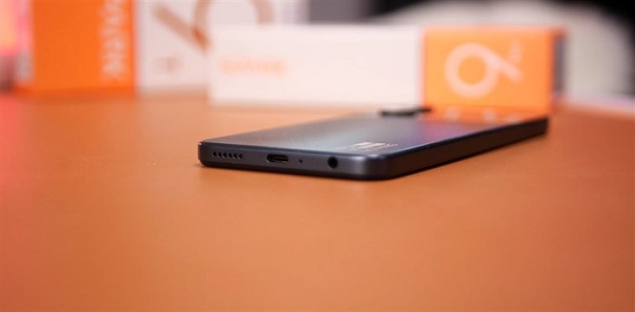 Cạnh đáy được bố trí loa ngoài, cổng sạc USB-C, mic thoại và jack tai nghe 3.5mm
