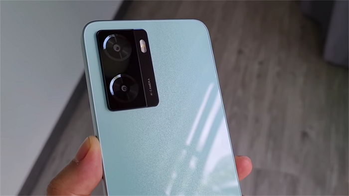 Mặt lưng nhựa nhám nổi bật với cụm camera mắt mèo