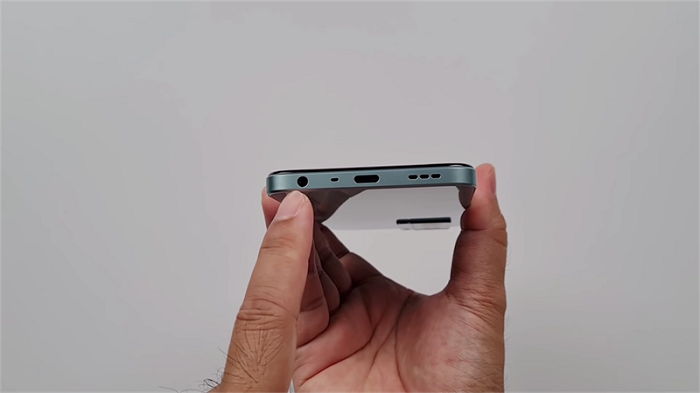 Cạnh dưới sở hữu cổng sạc USB-C, jack cắm tai nghe 3.5 mm, dải loa và mic