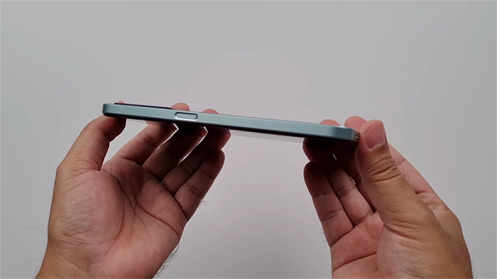 Cạnh phải chứa nút nguồn kiêm cảm biến vân tay một chạm