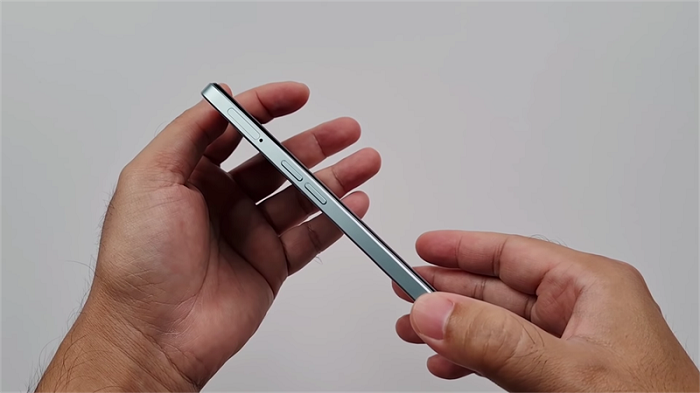 Cạnh trái chứa khe cắm SIM và cụm phím tăng/giảm âm lượng