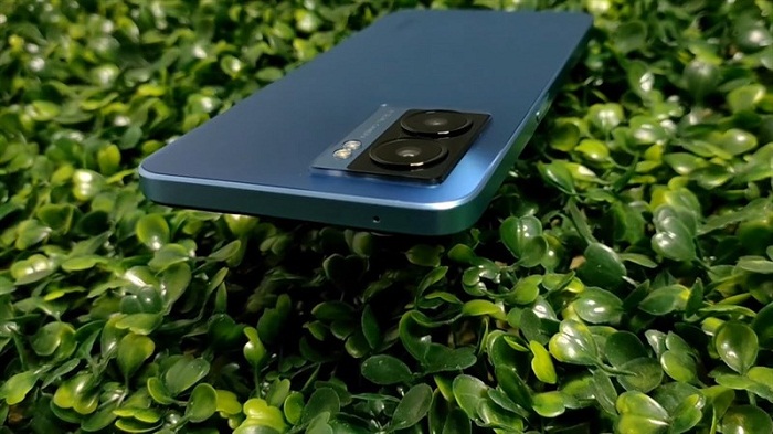 Khung viền vuông vức bắt trend, giúp toát lên sự thanh lịch và cực kỳ trẻ trung cho máy