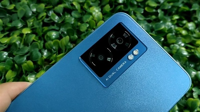 Cụm camera sau có thiết kế khá tương đồng với OPPO Reno7