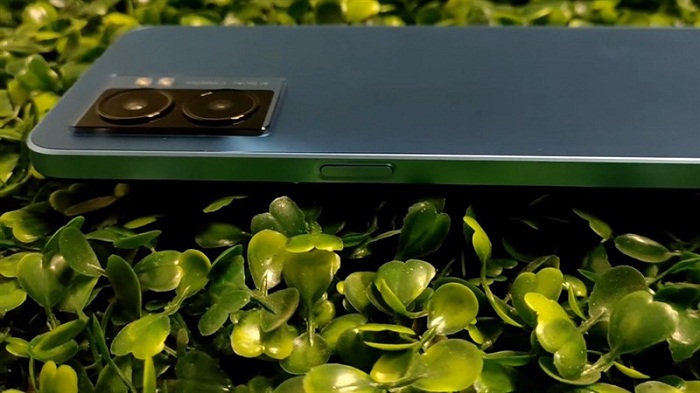 Cạnh phải là nơi đặt phím nguồn