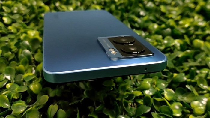 Cạnh trên là nơi đặt đặt mic thoại