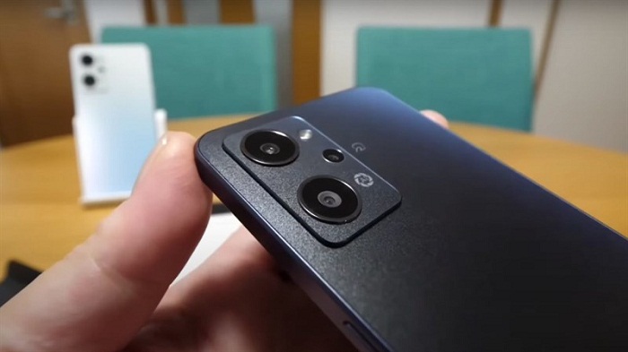 Cụm camera sau có tone màu trùng với mặt lưng mang lại cảm giác hài hòa