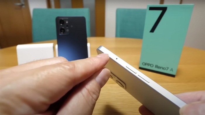 Cạnh trái là nơi cụm phím tăng giảm âm lượng và khe SIM