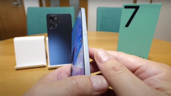 Cạnh phải là nơi đặt nút nguồn