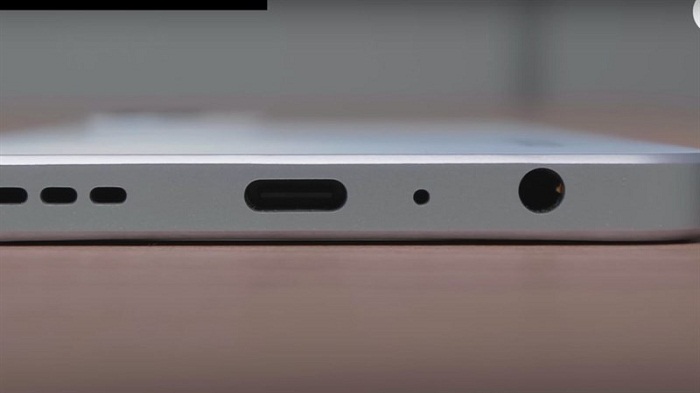 Cạnh dưới là vị trí của cổng USB Type-C, cổng tai nghe 3.5 mm, mic thoại cùng dải loa ngoài