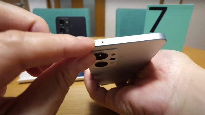 Cạnh trên chỉ có duy nhất một mic phụ