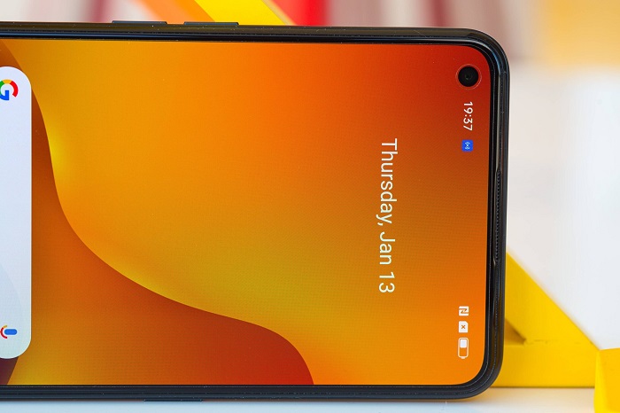 Camera được đặt trong lỗ đục nhỏ trên màn hình