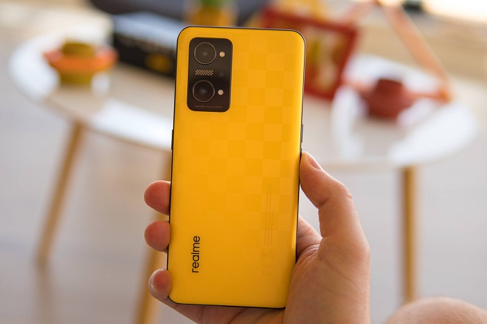 Mặt lưng được in họa tiết kẻ ca rô