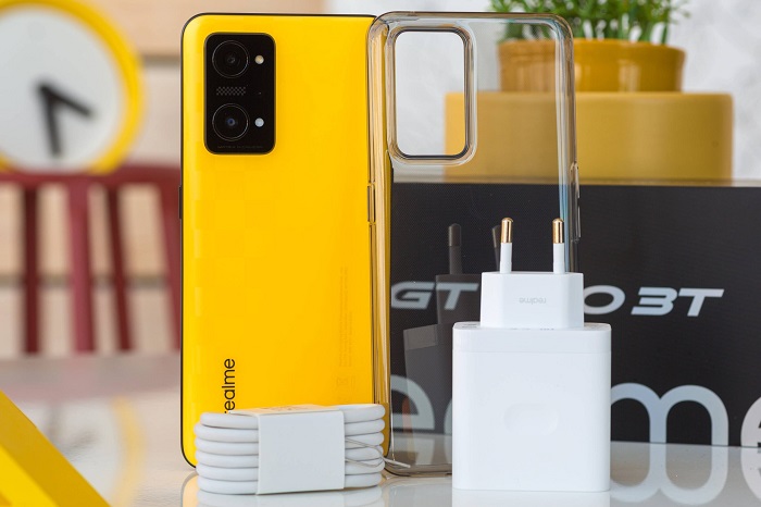 realme GT Neo 3T và các phụ kiện đi kèm